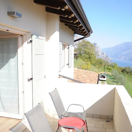 Casa de Férias 56 Blu Yellow And Red View Garden Private Parking By Garda Domus Mea